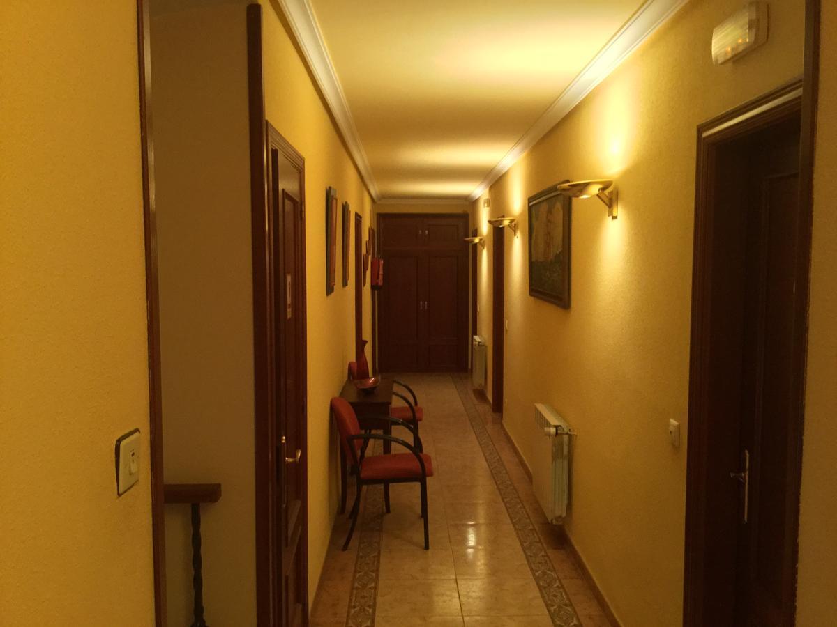 Hostal Carazo Torquemada Екстер'єр фото